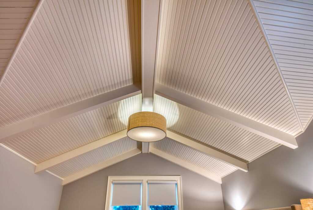 Modern vaulted ceiling with central hanging light fixture